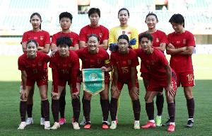 中国女足情绪低落迅速穿越混合采访区，唯有吴海燕独自面对媒体提问