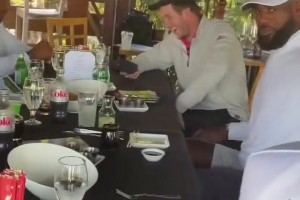 哥俩感情还在！詹姆斯与里夫斯在一起聚餐 永远都是大哥！