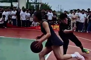 这也太能打了！这可能是我见过球技最好的女老师之了！