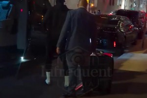 有球迷在波士顿拍到保罗·乔治早前入住酒店时的画面～